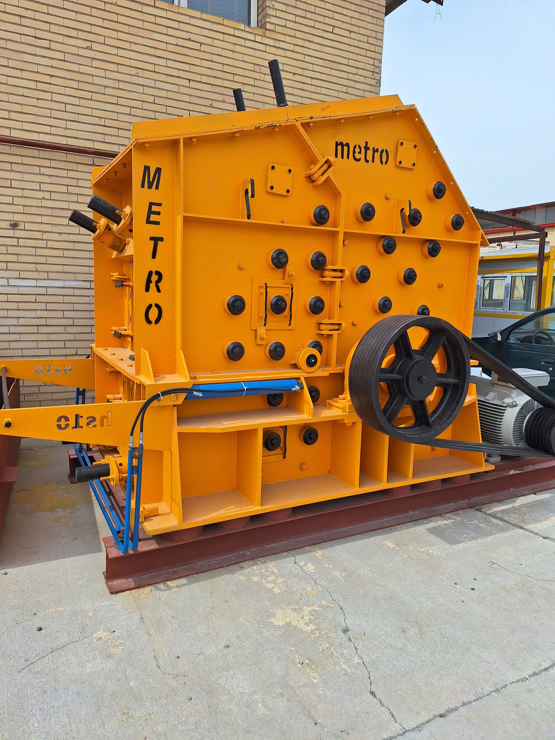 سنگ شکن کوبیت HS10 طرح بهرینگر برای خردایش سنگ‌های سخت کوهی با چکش‌های فولادی و روتور قدرتمند