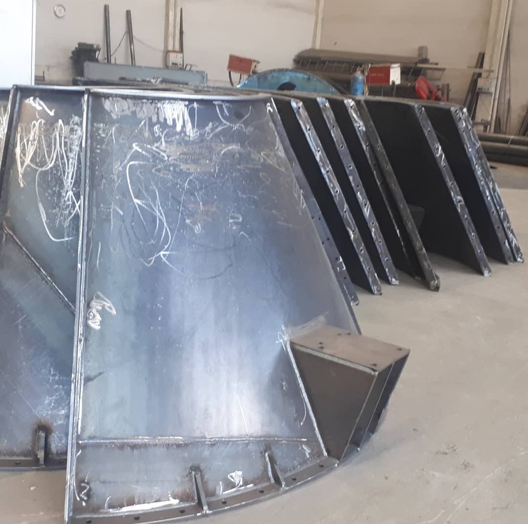 سیلوی فلنج‌دار پیچ و مهره‌ای ذخیره سیمان با ظرفیت ۶۰ تا ۲۰۰ تن مناسب بچینگ بتن و صنایع ساختمانی