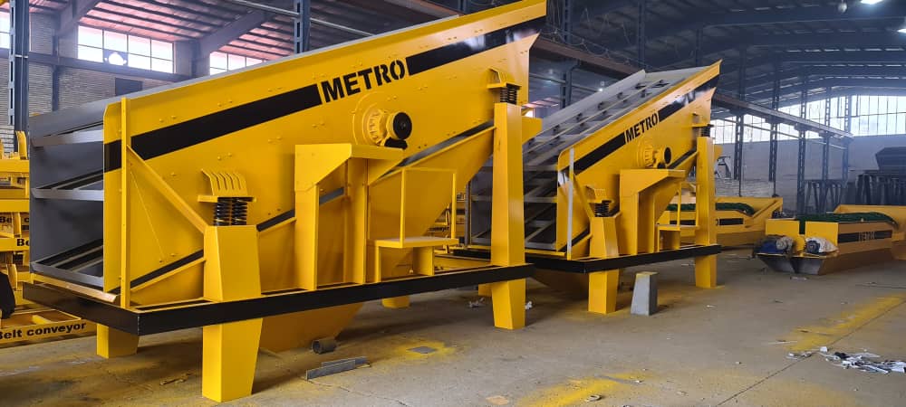 سرند ویبراتوری سه طبقه مدل SRA با طراحی مقاوم برای دانه‌بندی دقیق مصالح ساختمانی و مواد معدنی