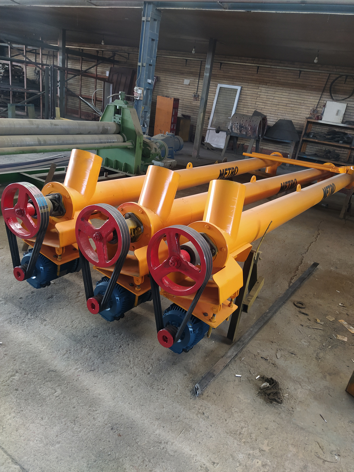 تصویر اسکروی سیمان ۸ اینچ مدل SCB؛ دستگاه انتقال مصالح پودری با سیستم مارپیچ فولادی