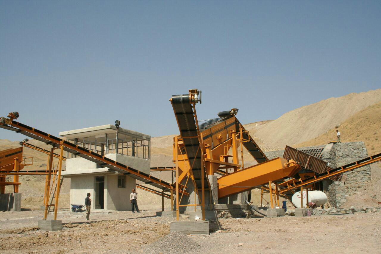 تجهیزات دانه‌بندی شن و ماسه مدل STD با ظرفیت ۱۲۰ تن در ساعت نصب‌شده روی زمین