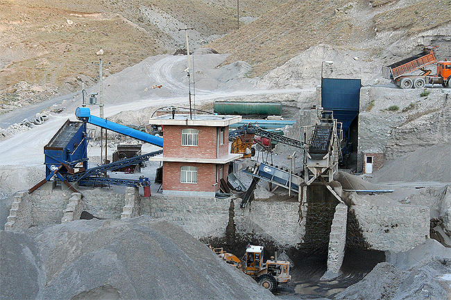 سیستم دانه‌بندی شن و ماسه STC با ظرفیت ۱۲۰ تن در ساعت نصب‌شده در ارتفاع